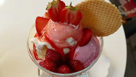 Strawberry sundae